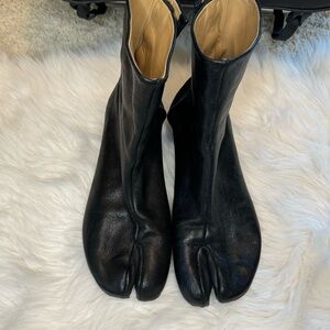 SOLD Maison Margiela Tabi Low-Heel boots in black 38